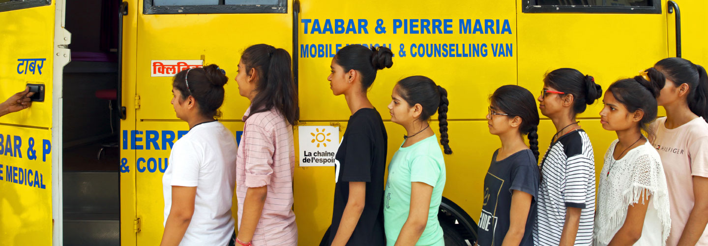 Une jeune fille au Pavillon des Enfants à Kaboul