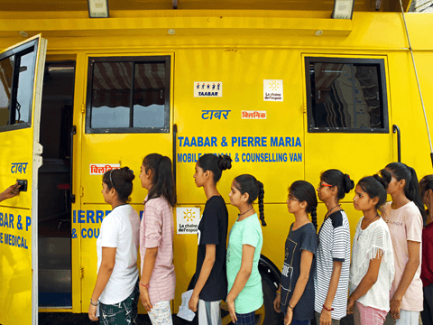 In India, La Chaîne de l&apos;Espoir and its partner Taabar offer care, protection and education to thousands of vulnerable children living in slums.