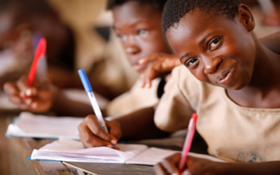 Au Togo, une classe d’écoliers suit un cours en classe