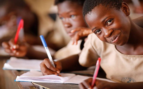 Togo - classe d'écoliers Au Togo, une classe d’écoliers suit un cours en classe