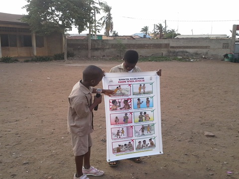 Togolese pupils raise awareness of non-violence with La Chaîne de l&apos;Espoir as part of the "Ma santé, mon école" program.