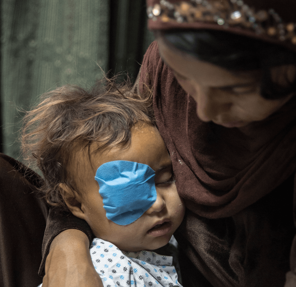 En Afghanistan, enfant souffrant d'une cataracte congénitale