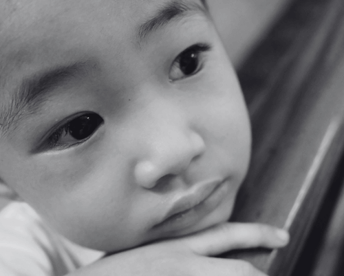 Un enfant pensif au Vietnam