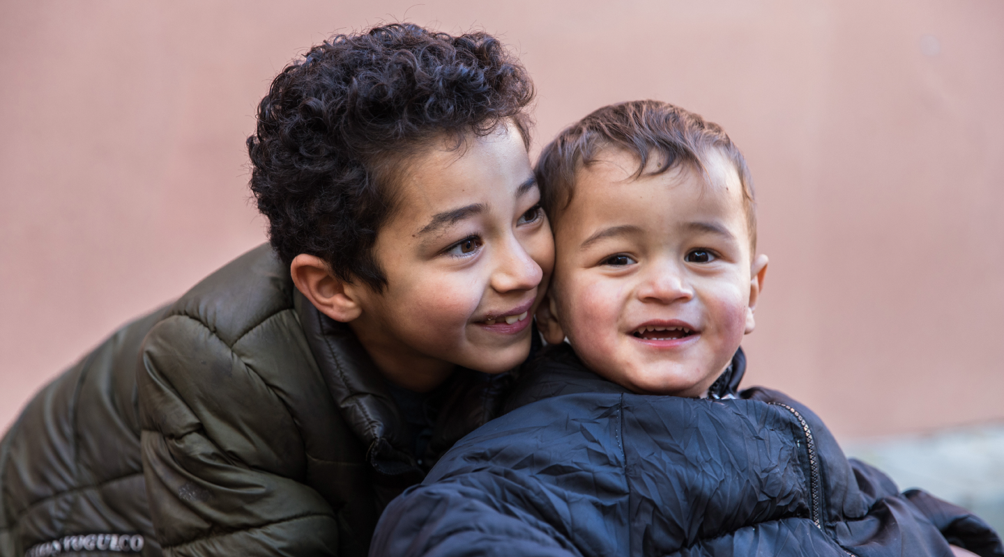 Un père avec son enfant à l'IMFE de Kaboul